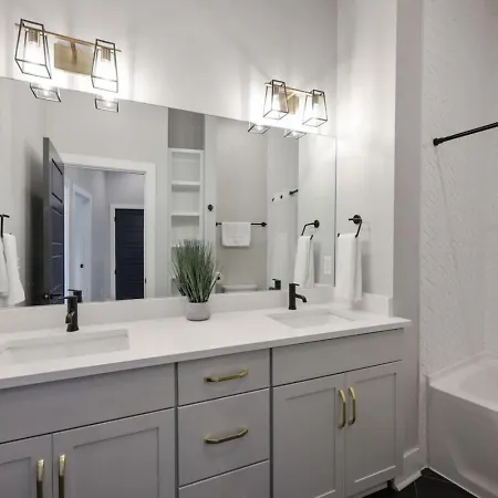 Two Townhomes- Rooftop Lounges- Hot Tub- Game Holiday home *