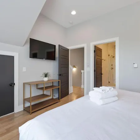 Holiday home Two Townhomes- Rooftop Lounges- Hot Tub- Game *
