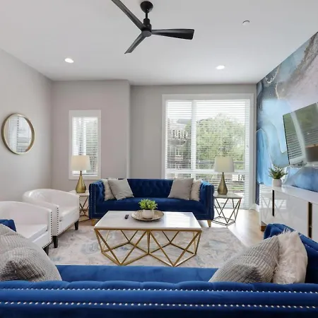 Two Townhomes- Rooftop Lounges- Hot Tub- Game Holiday home