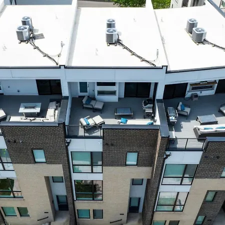Two Townhomes- Rooftop Lounges- Hot Tub- Game Holiday home *
