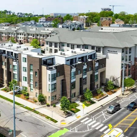Two Townhomes- Rooftop Lounges- Hot Tub- Game Holiday home *