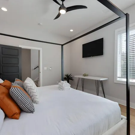 Holiday home Two Townhomes Rooftop Lounges With Skyline Views *