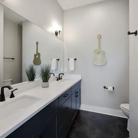 Two Townhomes- Rooftop Lounges- Hot Tub- Game Holiday home Nashville