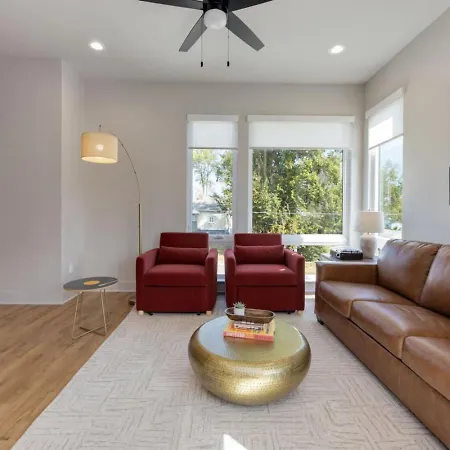 Music Abode And Cowgirl Up Dual Townhomes Holiday home