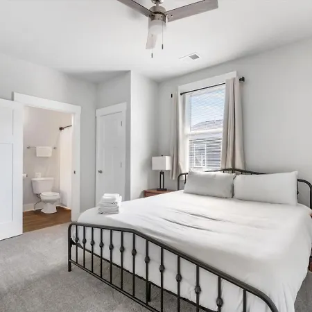 Massive 3 Bedroom With Garage Parking *