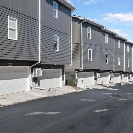 Massive 3 Bedroom With Garage Parking Holiday home Nashville