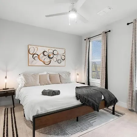 Apartment 5min To Dt Pool King Bed Full Gym Parking