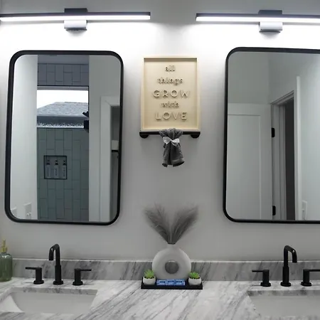 Holiday home Luxe Retreat! 7mins Near Downtown Nashvegas!