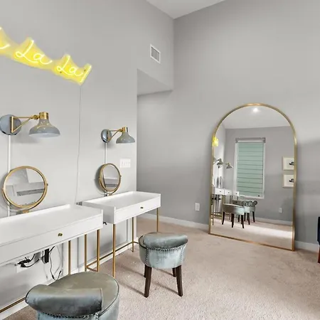 Private Heated Pool, Hot Tub-minutes From Broadway Nashville