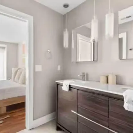 Rare Gem Near Downtown-sleeps 10 *