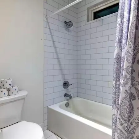 Holiday home New 4bdrm House With Views, Pool Table, 5min To Downtown! Sleeps 22!