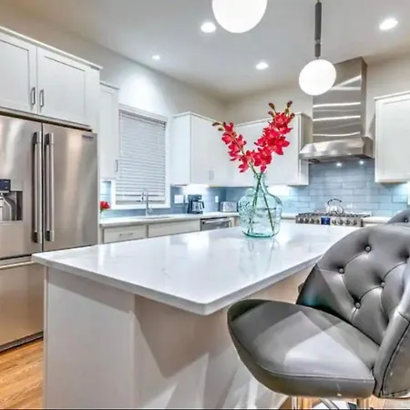 New 4bdrm House With Views, Pool Table, 5min To Downtown! Sleeps 22! Holiday home
