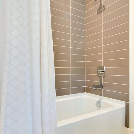 Holiday home Spacious 4br, Rooftop Patio, Garage, Walk To Faves, 5 Mins To Nissan Stadium, Less Than 10 Mins To Broadway, 24 Hr Hospitality, Great For Groups Nashville