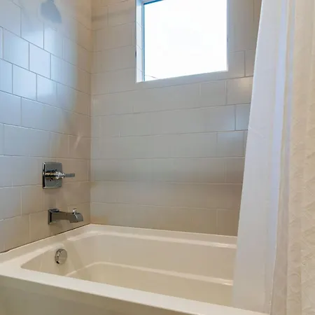 Spacious 4br, Rooftop Patio, Garage, Walk To Faves, 5 Mins To Nissan Stadium, Less Than 10 Mins To Broadway, 24 Hr Hospitality, Great For Groups Holiday home Nashville