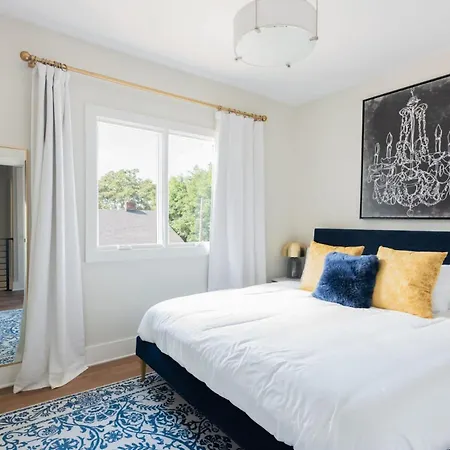 Spacious 4br, Rooftop Patio, Garage, Walk To Faves, 5 Mins To Nissan Stadium, Less Than 10 Mins To Broadway, 24 Hr Hospitality, Great For Groups Nashville