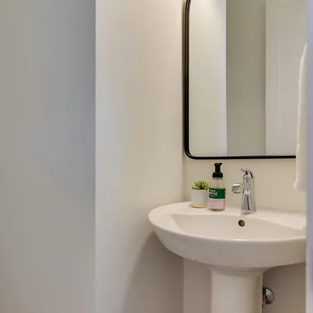 7br Retreat, Rooftops, Garages, Walkable To Faves 5 Mins To Nissan Stadium, Less Than 10 Mins To Broadway, 24 Hr Hospitality, Great For Groups Holiday home Nashville