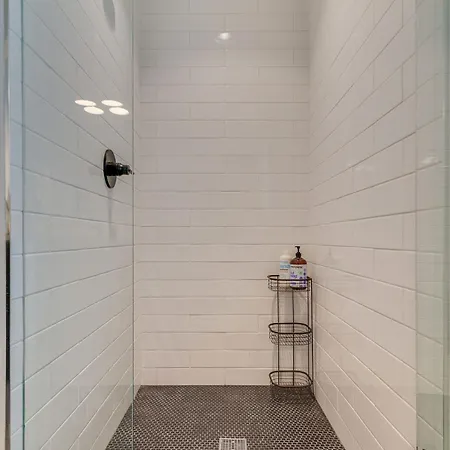 7br Retreat, Rooftops, Garages, Walkable To Faves 5 Mins To Nissan Stadium, Less Than 10 Mins To Broadway, 24 Hr Hospitality, Great For Groups Holiday home