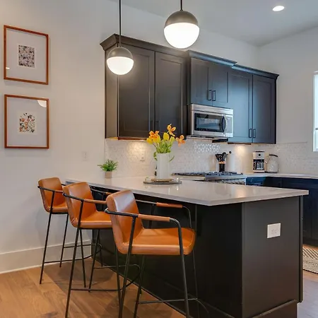 Holiday home 7br Retreat, Rooftops, Garages, Walkable To Faves 5 Mins To Nissan Stadium, Less Than 10 Mins To Broadway, 24 Hr Hospitality, Great For Groups