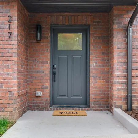 Holiday home 7br Retreat, Rooftops, Garages, Walkable To Faves 5 Mins To Nissan Stadium, Less Than 10 Mins To Broadway, 24 Hr Hospitality, Great For Groups *