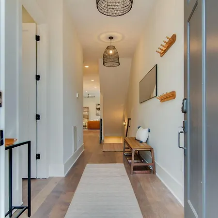 Holiday home 7br Retreat, Rooftops, Garages, Walkable To Faves 5 Mins To Nissan Stadium, Less Than 10 Mins To Broadway, 24 Hr Hospitality, Great For Groups Nashville
