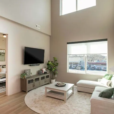 Chic 2br With Loft In East Nash Sleeps 6 *
