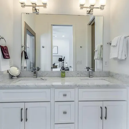 5 Mins To Belmont And Vandy, Rooftop Deck, Garage, 4 Bedroom With Rooftop And Grill, 10 Mins To Broadway, Perfect For Groups, 24 Hour Hospitality, Also Available For Long Term Holiday home *