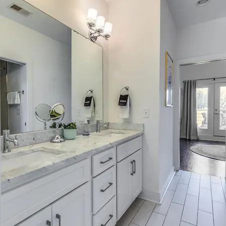 5 Mins To Belmont And Vandy, Rooftop Deck, Garage, 4 Bedroom With Rooftop And Grill, 10 Mins To Broadway, Perfect For Groups, 24 Hour Hospitality, Also Available For Long Term Nashville