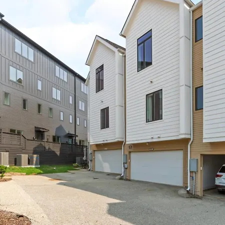 5 Mins To Belmont And Vandy, Rooftop Deck, Garage, 4 Bedroom With Rooftop And Grill, 10 Mins To Broadway, Perfect For Groups, 24 Hour Hospitality, Also Available For Long Term * Nashville