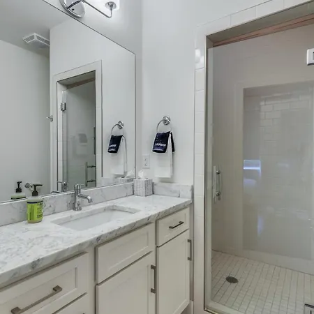 5 Mins To Belmont And Vandy, Rooftop Deck, Garage, 4 Bedroom With Rooftop And Grill, 10 Mins To Broadway, Perfect For Groups, 24 Hour Hospitality, Also Available For Long Term Holiday home