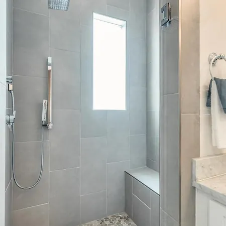 Holiday home 5 Mins To Belmont And Vandy, Rooftop Deck, Garage, 4 Bedroom With Rooftop And Grill, 10 Mins To Broadway, Perfect For Groups, 24 Hour Hospitality, Also Available For Long Term