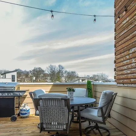 Holiday home 5 Mins To Belmont And Vandy, Rooftop Deck, Garage, 4 Bedroom With Rooftop And Grill, 10 Mins To Broadway, Perfect For Groups, 24 Hour Hospitality, Also Available For Long Term *