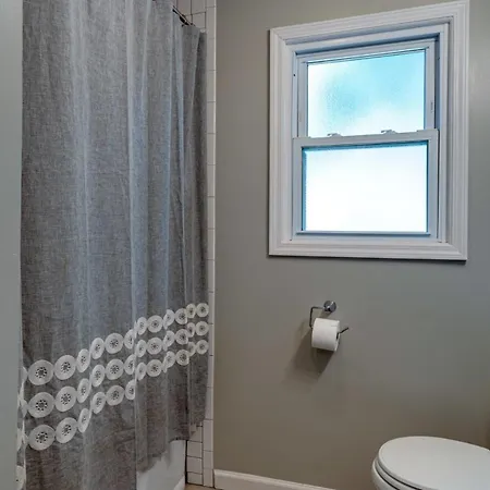 1-story Home, Fenced Yard, Grill, Firepit, Parking, Sleeps 10, Pet-friendly, Smart Tvs, 10 Mins To Nissan Stadium & Five Points, Cozy Bedrooms, Outdoor Fun, Perfect For Families & Groups Holiday home *