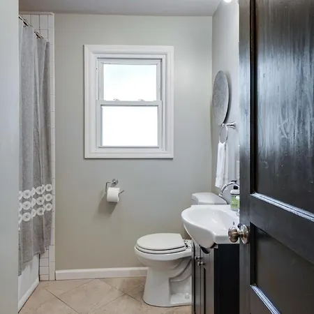 1-story Home, Fenced Yard, Grill, Firepit, Parking, Sleeps 10, Pet-friendly, Smart Tvs, 10 Mins To Nissan Stadium & Five Points, Cozy Bedrooms, Outdoor Fun, Perfect For Families & Groups *