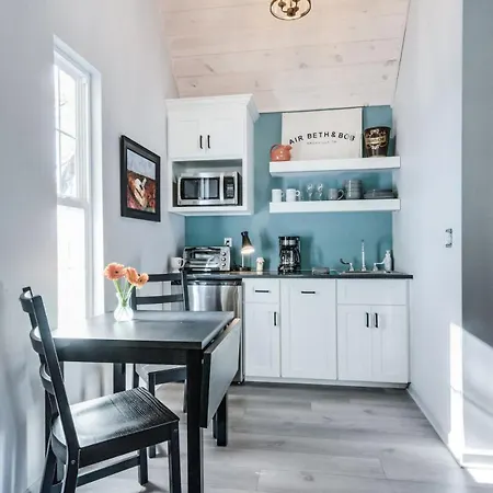 Air Beth And Bob - Adorable Tiny Holiday home Nashville