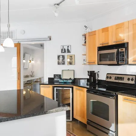 Pool, Walk Restaurants Bars On Famous Music Row Holiday home *