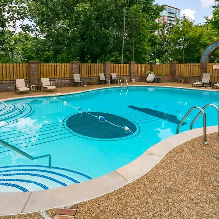 Pool, Walk Restaurants Bars On Famous Music Row Holiday home *