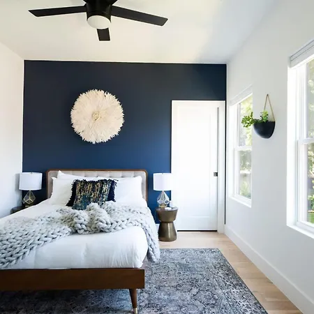 6 Bed With En Baths, Host Up To 20, Rooftops, Parking, Gourmet Kitchens, Cozy Living Spaces, Skyline Views & Fire Table, Near Downtown, Distilleries & Marathon Village, High-speed Wi-fi, 24hr Hospitality Holiday home
