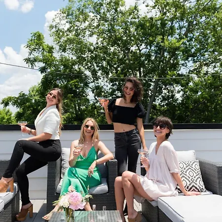 Holiday home 6 Bed With En Baths, Host Up To 20, Rooftops, Parking, Gourmet Kitchens, Cozy Living Spaces, Skyline Views & Fire Table, Near Downtown, Distilleries & Marathon Village, High-speed Wi-fi, 24hr Hospitality Nashville