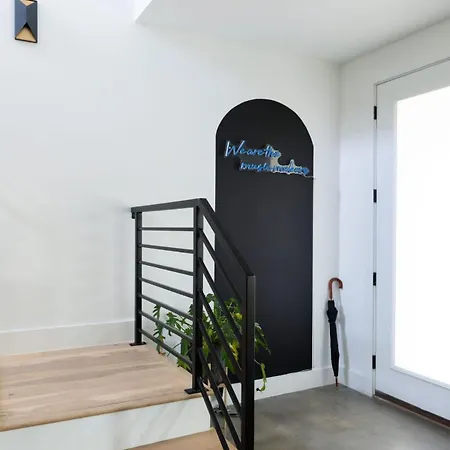6 Bed With En Baths, Host Up To 20, Rooftops, Parking, Gourmet Kitchens, Cozy Living Spaces, Skyline Views & Fire Table, Near Downtown, Distilleries & Marathon Village, High-speed Wi-fi, 24hr Hospitality *