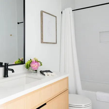 6 Bed With En Baths, Host Up To 20, Rooftops, Parking, Gourmet Kitchens, Cozy Living Spaces, Skyline Views & Fire Table, Near Downtown, Distilleries & Marathon Village, High-speed Wi-fi, 24hr Hospitality Holiday home