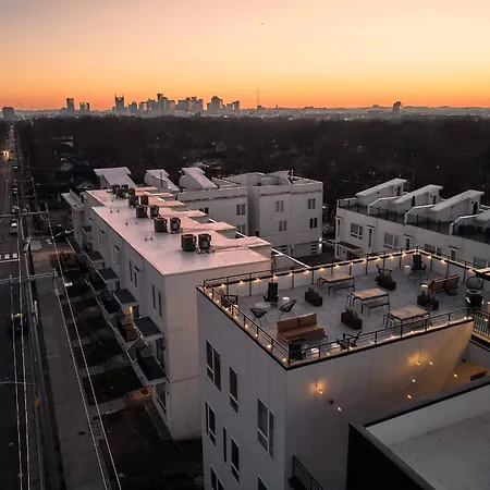 Holiday home Dreamy With Fireplace, Rooftop, Gym, Parking, Sleeps 5 With King Bed, Sleeper Sofa, Hidden Bunk, Shared Rooftop And Gym, Free Dedicated Parking, Minutes To Broadway, Five Points & Grand Ole Opry, 24 Hr Hospitality *