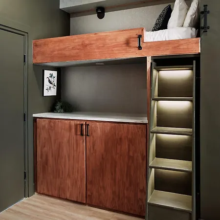 Dreamy With Fireplace, Rooftop, Gym, Parking, Sleeps 5 With King Bed, Sleeper Sofa, Hidden Bunk, Shared Rooftop And Gym, Free Dedicated Parking, Minutes To Broadway, Five Points & Grand Ole Opry, 24 Hr Hospitality