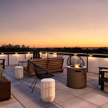 Dreamy With Fireplace, Rooftop, Gym, Parking, Sleeps 5 With King Bed, Sleeper Sofa, Hidden Bunk, Shared Rooftop And Gym, Free Dedicated Parking, Minutes To Broadway, Five Points & Grand Ole Opry, 24 Hr Hospitality Holiday home Nashville