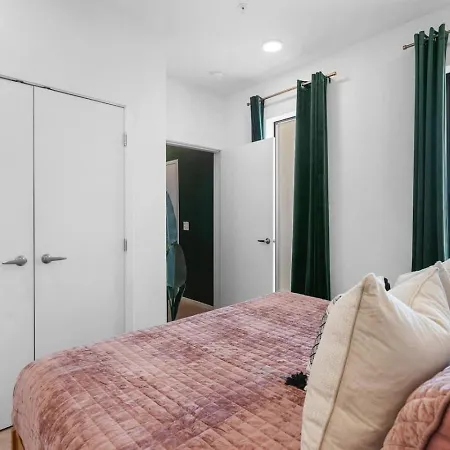 Luxury Riverview With Patio Walk To Broadway Holiday home