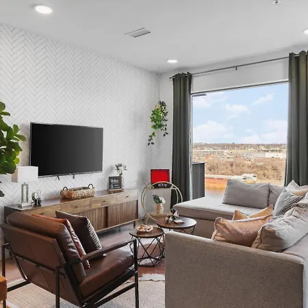 Holiday home Luxury Riverview With Patio Walk To Broadway