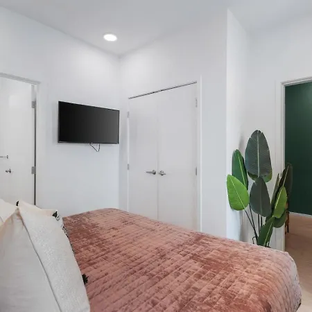 Holiday home Luxury Riverview With Patio Walk To Broadway *