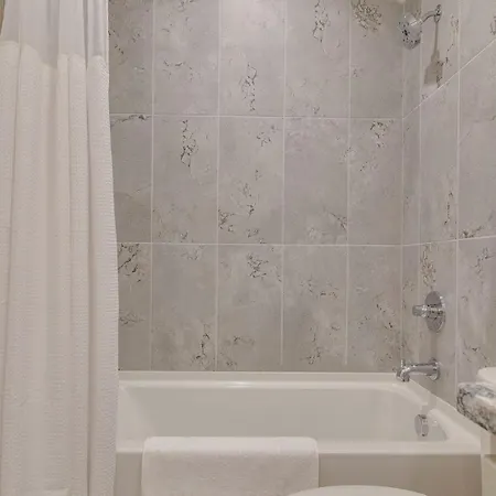 Holiday home Stylish East Nash Retreat, Walk To Local Favorites, Sleep 10 With Smart Tvs, Workspace & Fast Wifi, Attached Garage & Full Kitchen, Walk To Mas Tacos, Drive 10 Min To Downtown Broadway, 24 Hr Hospitality Nashville