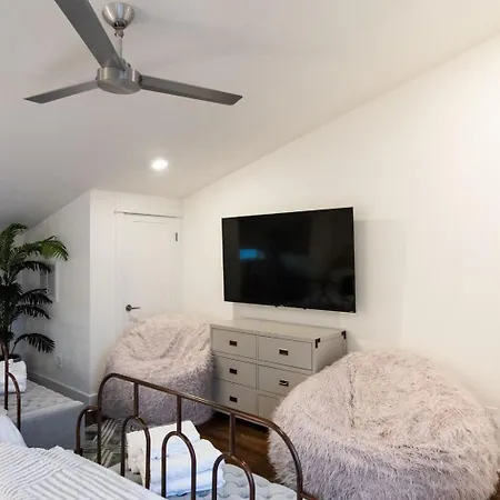 Holiday home Luxury Hillsboro Village Rooftop Retreat Sleep 12 W Chef S Kitchen Smart Tvs & Garage Walk To Vanderbilt Pancake Pantry & Boutique Shopping Minutes To Broadway 12 South & The Parthenon 24 7 Hospitality Nashville