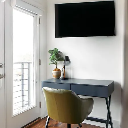 Holiday home Hillsboro Village Rooftop Retreat With Views, Sleep 12 With Gourmet Kitchen, Smart Tvs & Garage, Walk To Vanderbilt, Pancake Pantry And Boutique Shopping, Minutes To Broadway, 12 South And The Parthenon, Perfect For Groups, 24hr Hospitality