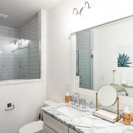Luxury Hillsboro Village Rooftop Retreat Sleep 12 W Chef S Kitchen Smart Tvs & Garage Walk To Vanderbilt Pancake Pantry & Boutique Shopping Minutes To Broadway 12 South & The Parthenon 24 7 Hospitality Holiday home Nashville